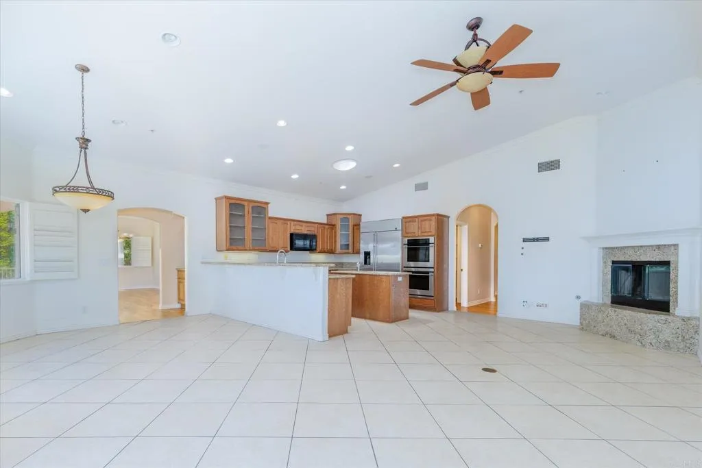 https://cdn.realtyfeed.com/cdn/127/306776073/2cf0afbe668f4f7a399dd9c32a80b68c.webp