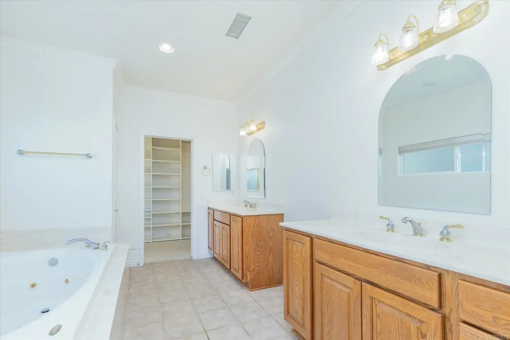 https://cdn.realtyfeed.com/cdn/127/306776073/e2456cb0509db3c32a605fd68a39a218.webp