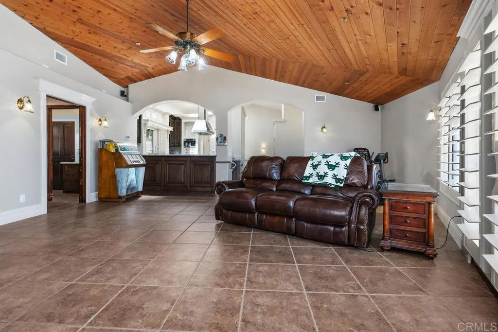 https://cdn.realtyfeed.com/cdn/127/306776101/f99d3c95cba5bb5559b7b6edf8695c43.webp