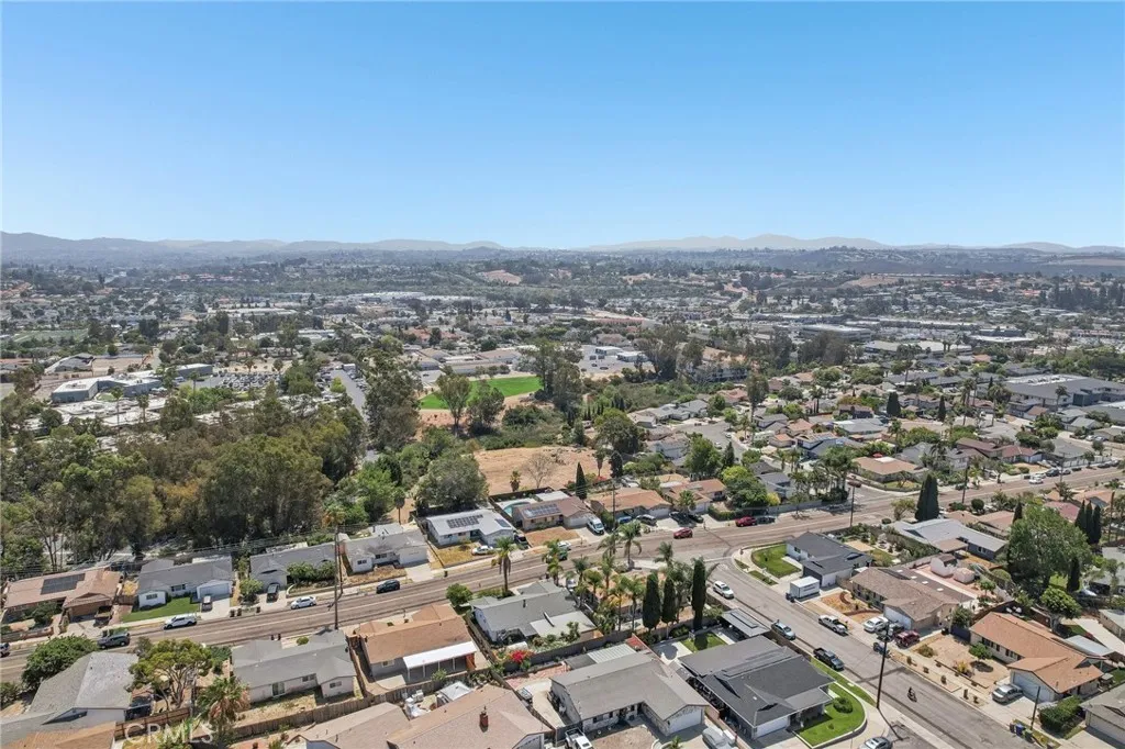https://cdn.realtyfeed.com/cdn/127/306776154/393dd7d47c6241685b45ad2287ec87ac.webp