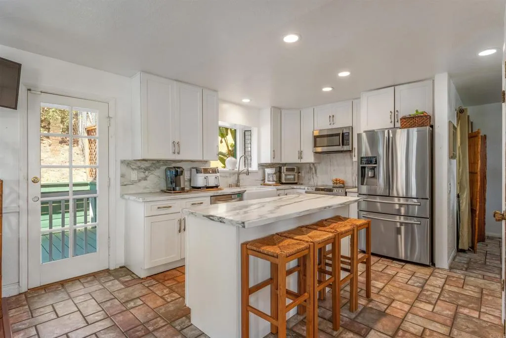 https://cdn.realtyfeed.com/cdn/127/306776166/68ed8772eb3a406b90e5c137ce99e43d.webp