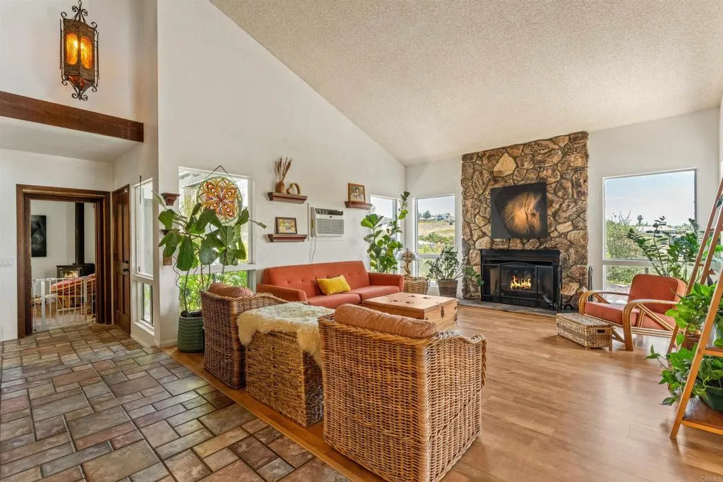 https://cdn.realtyfeed.com/cdn/127/306776166/abef5b61f1d8a1550baa676815393a4e.webp