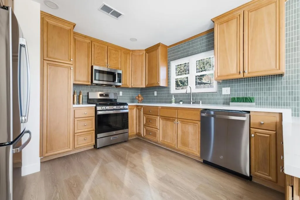 https://cdn.realtyfeed.com/cdn/127/306776228/898a238b623bfb0eaf7fe032b3edb891.webp