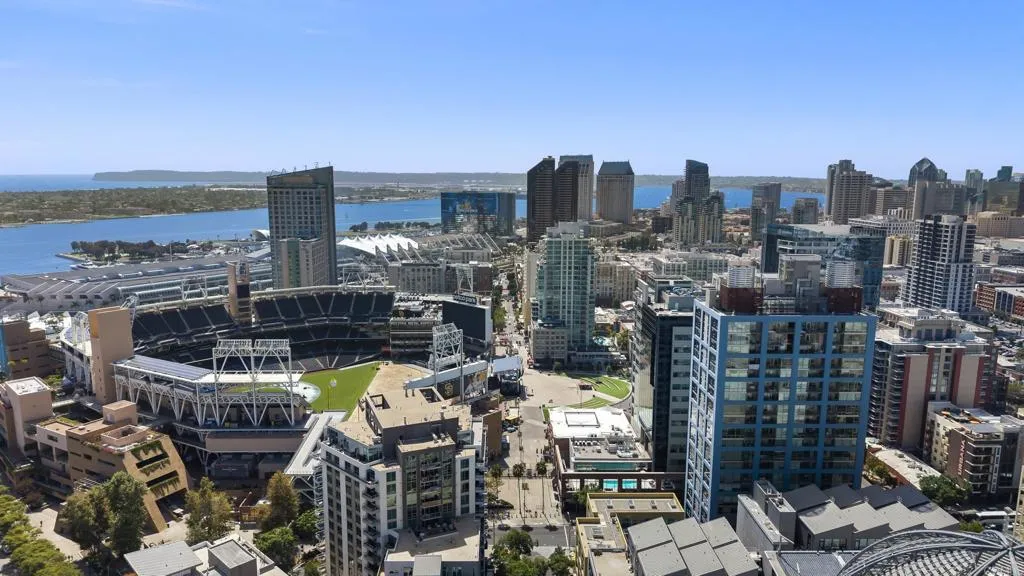 https://cdn.realtyfeed.com/cdn/127/306776314/8fe2648f294845f3e682b409bb32fd4f.webp
