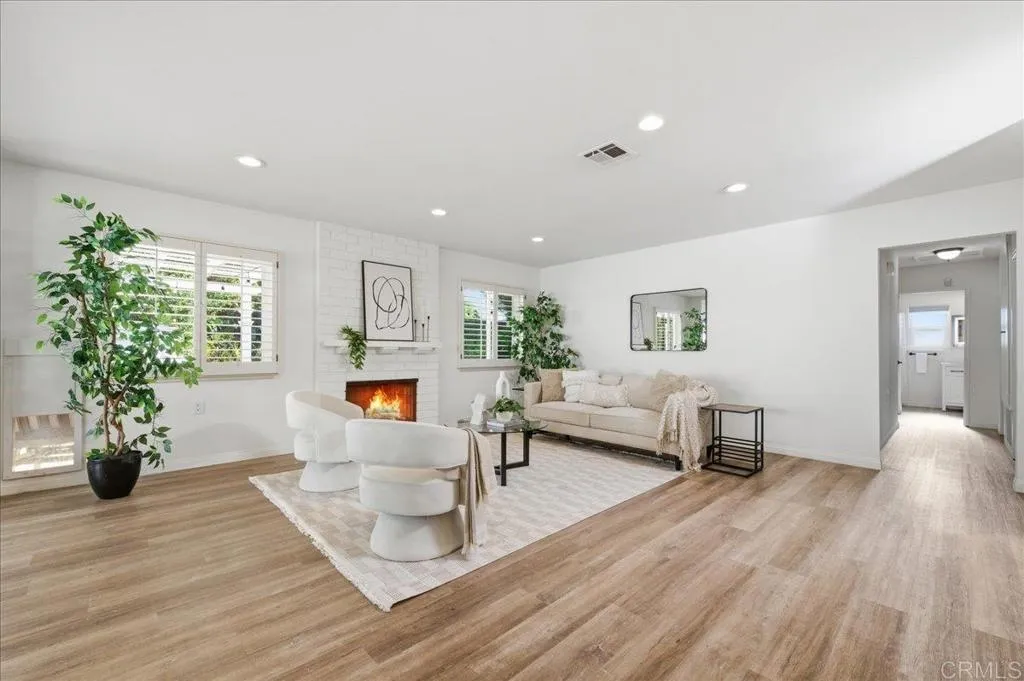 https://cdn.realtyfeed.com/cdn/127/306776749/735b5f9d182e49d5689c228d1606dedf.webp