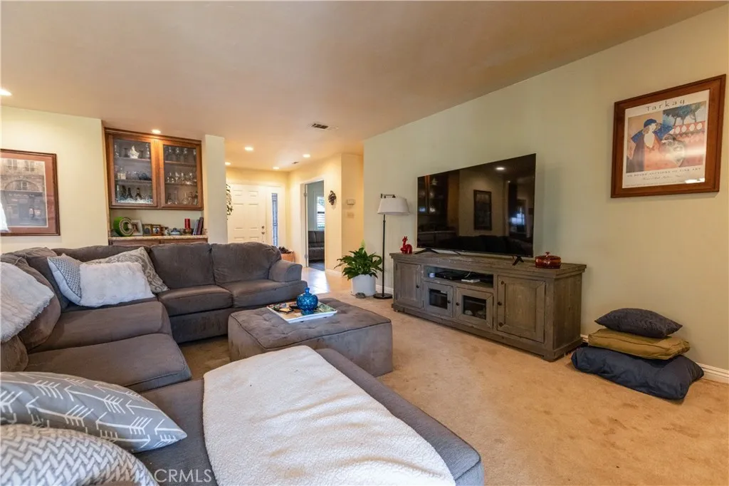 https://cdn.realtyfeed.com/cdn/127/306777111/93a1f8121e7dde3b4ba95f753eb3adf8.webp