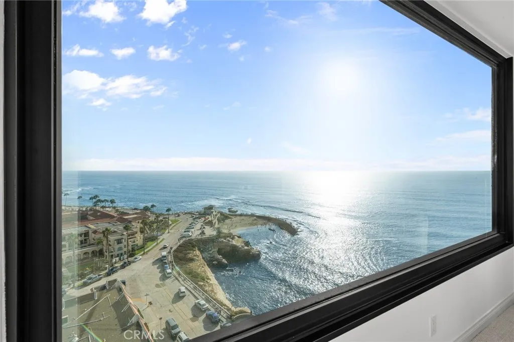 https://cdn.realtyfeed.com/cdn/127/306777654/19c409efe39448d384c71213c3f7c970.webp