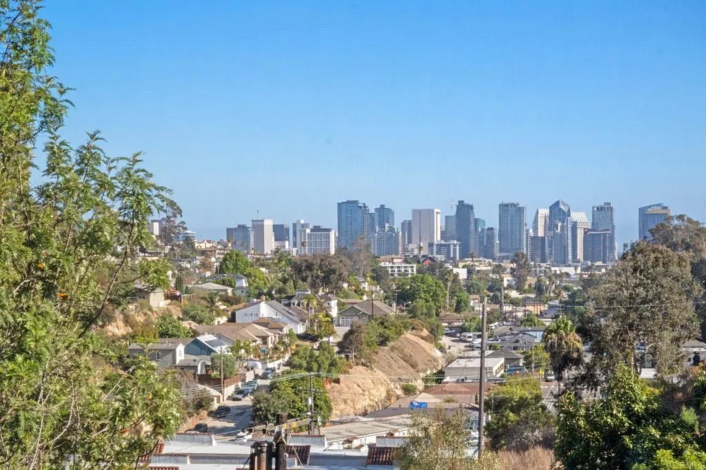 https://cdn.realtyfeed.com/cdn/127/306777842/28921559ebe265f82f610b40f37d0871.webp