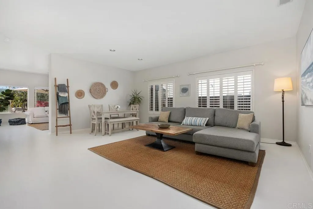 https://cdn.realtyfeed.com/cdn/127/306778123/f7eba5f50173d7661d5a7b1afb690948.webp