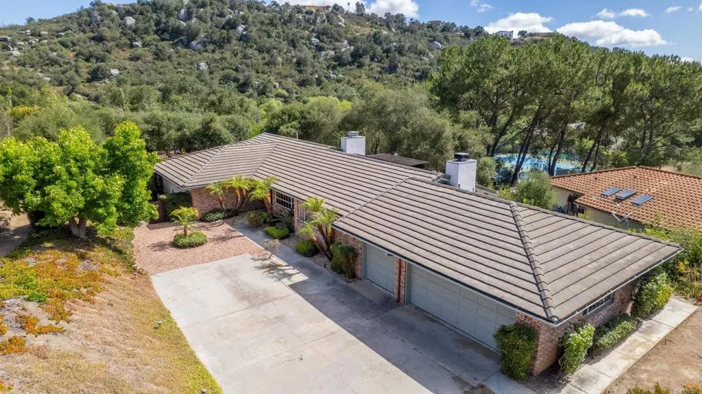 https://cdn.realtyfeed.com/cdn/127/306778230/e375932459be715a82ef3b550948ff3c.webp