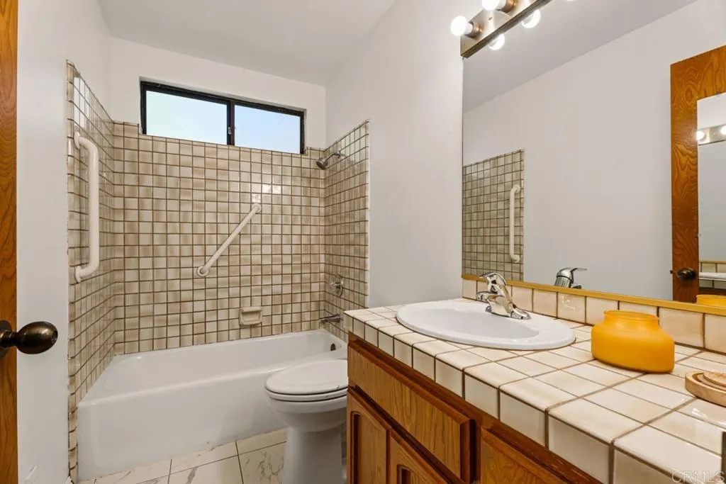 https://cdn.realtyfeed.com/cdn/127/306778811/1ce85196bdacbd6a04759a5da07f1c45.webp