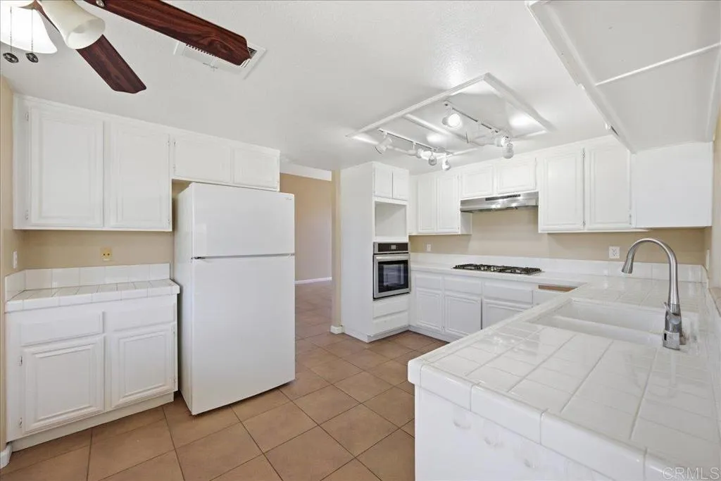 https://cdn.realtyfeed.com/cdn/127/306778927/1bd24ffb55553bbf1484ec72a7ff7e10.webp