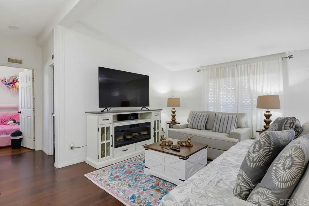 https://cdn.realtyfeed.com/cdn/127/306779456/c0732f8d1f72c68aadf9575855e8351e.webp