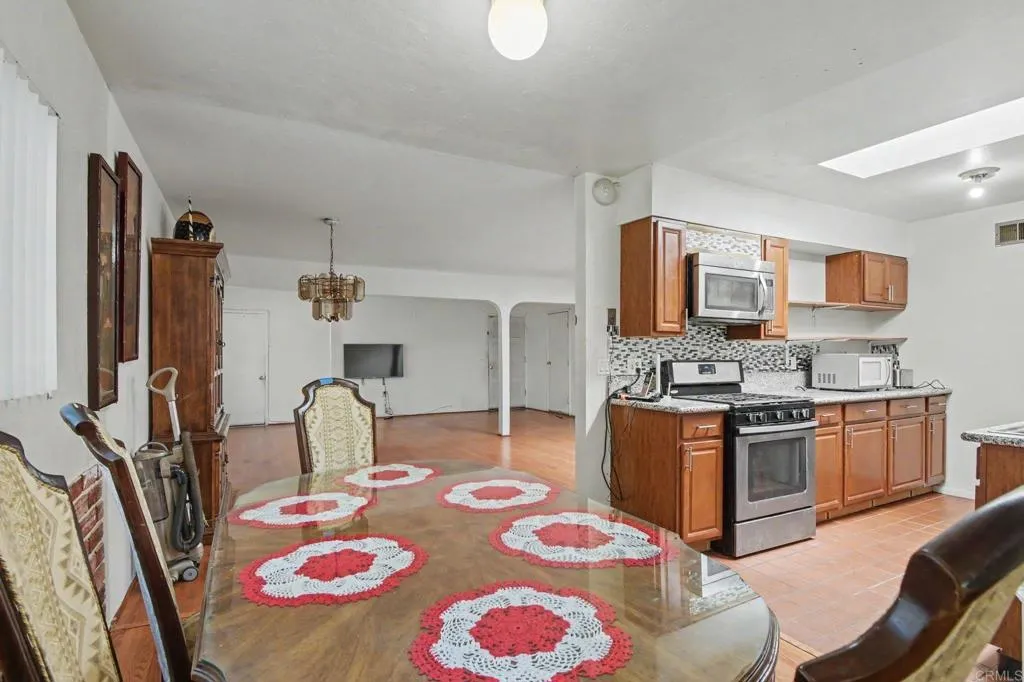 https://cdn.realtyfeed.com/cdn/127/306779475/05a242df9e6bda12adcc18cec9e07a5e.webp