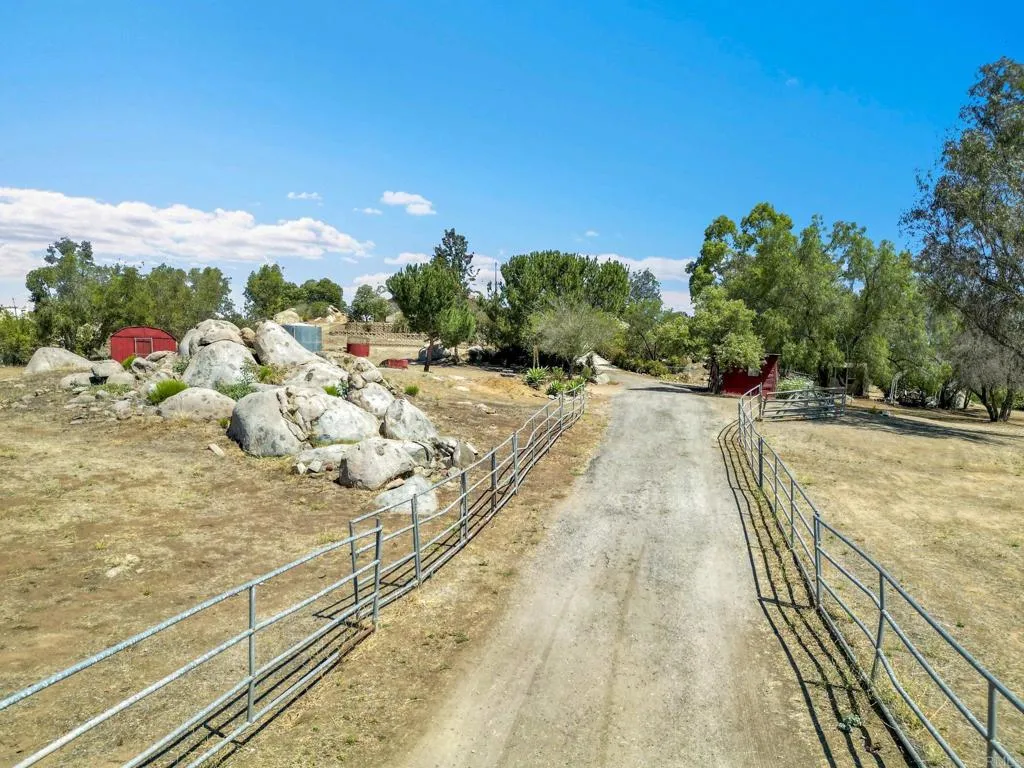 https://cdn.realtyfeed.com/cdn/127/306779491/c28808584831fb4f88e792f9772e7b19.webp