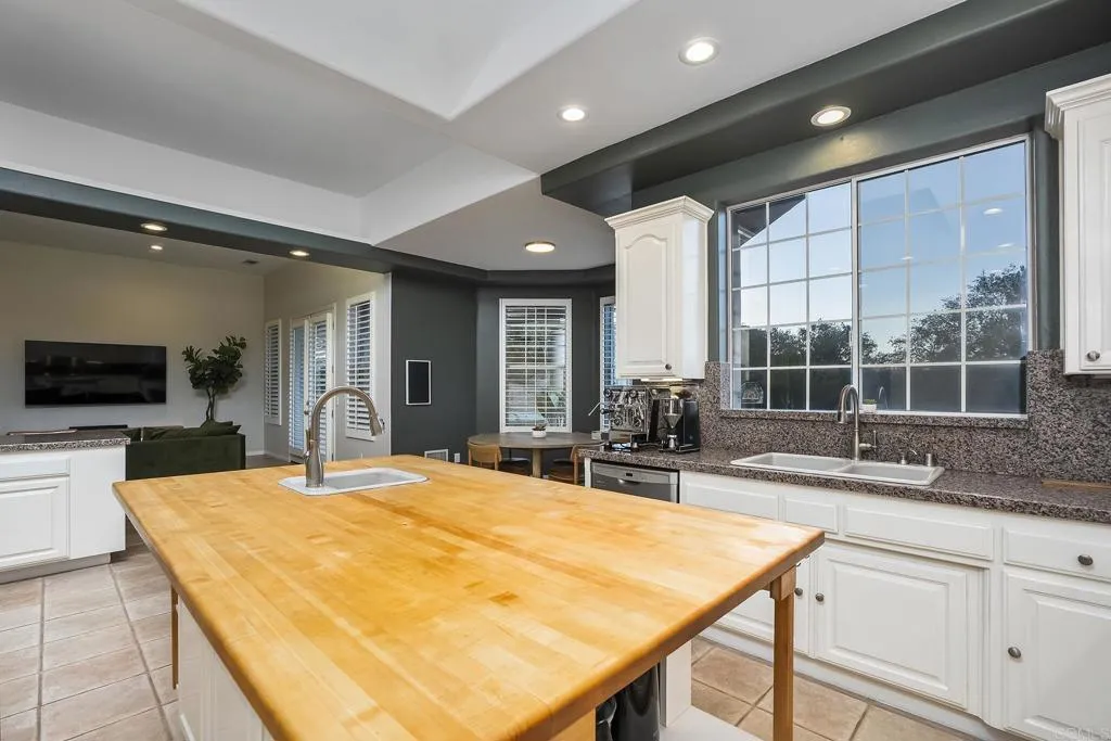 https://cdn.realtyfeed.com/cdn/127/306779524/3df8fe4ff390ca46631dc0e9740d9862.webp