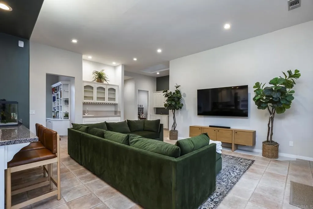 https://cdn.realtyfeed.com/cdn/127/306779524/eaff73f466672bcc31fc1919ce38c105.webp