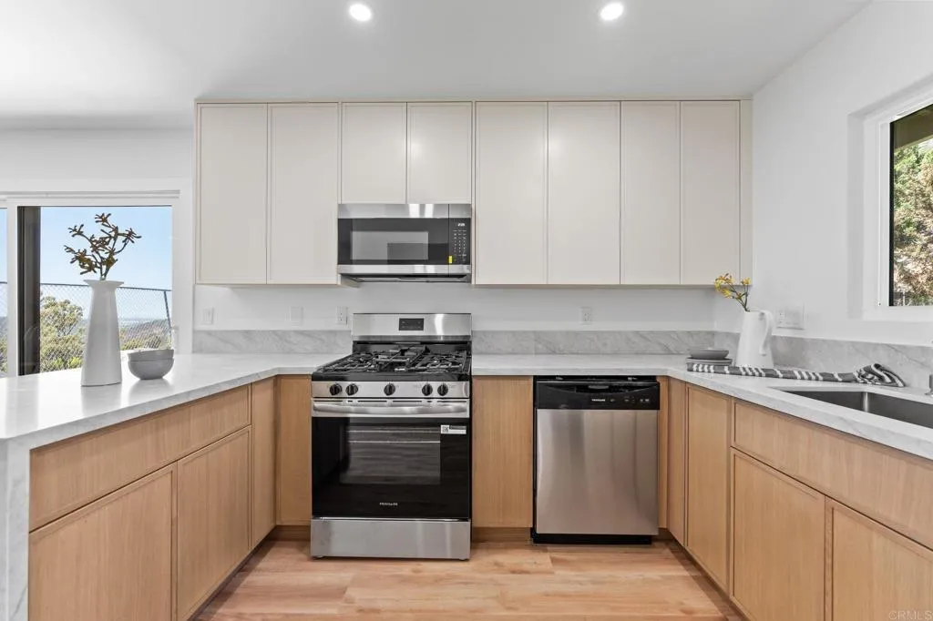 https://cdn.realtyfeed.com/cdn/127/306779628/33e15610b204eae246dabe0dcef80e4f.webp
