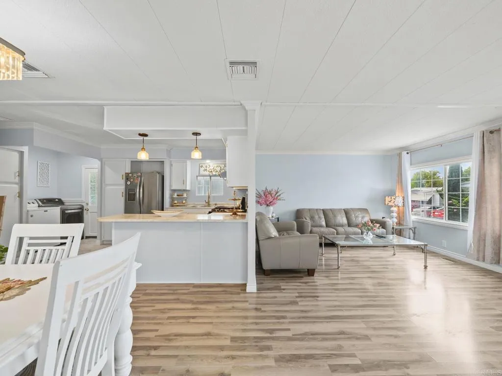 https://cdn.realtyfeed.com/cdn/127/306779693/4b4c768cbfcd69ad3740178776aed349.webp