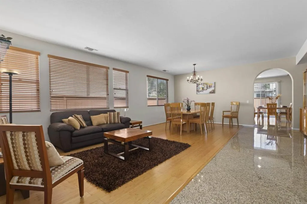 https://cdn.realtyfeed.com/cdn/127/306780033/624c8ccaff2ea0bbe36bf032ab81a6e4.webp