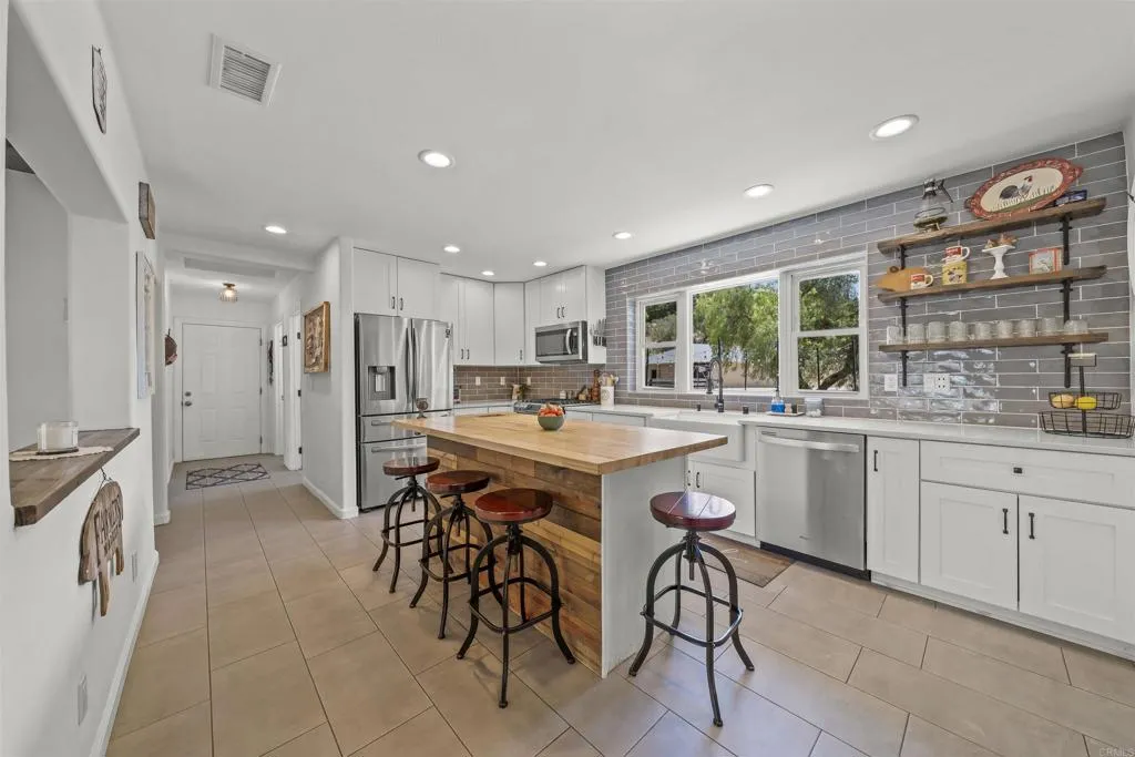 https://cdn.realtyfeed.com/cdn/127/306780038/07c0f0747ba5b03a21bed51aee2b064c.webp
