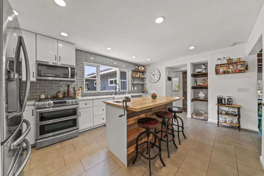 https://cdn.realtyfeed.com/cdn/127/306780038/383b3073978515b9c620c48261fbf0b6.webp