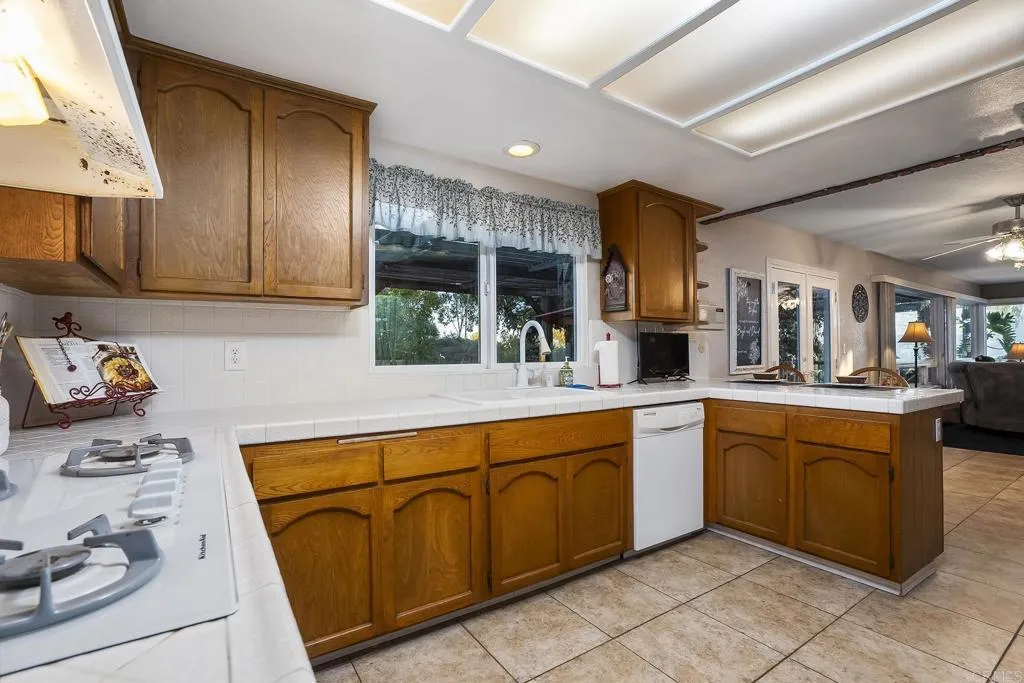 https://cdn.realtyfeed.com/cdn/127/306780493/1b1690418923a1536ae9226b36125ce0.webp
