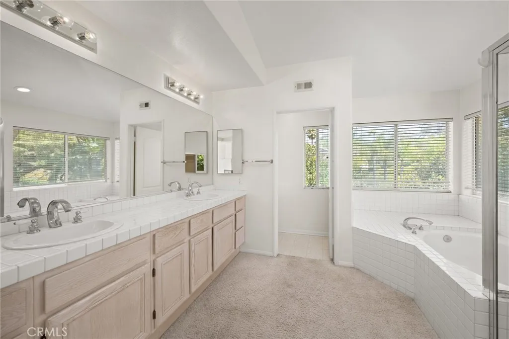https://cdn.realtyfeed.com/cdn/127/306780626/88f92f2e7a62c4c252add378e9f1df86.webp
