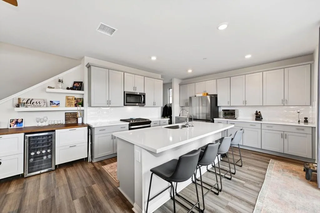 https://cdn.realtyfeed.com/cdn/127/306780662/09371a5d3c76f4cf62f61a9c496a3691.webp
