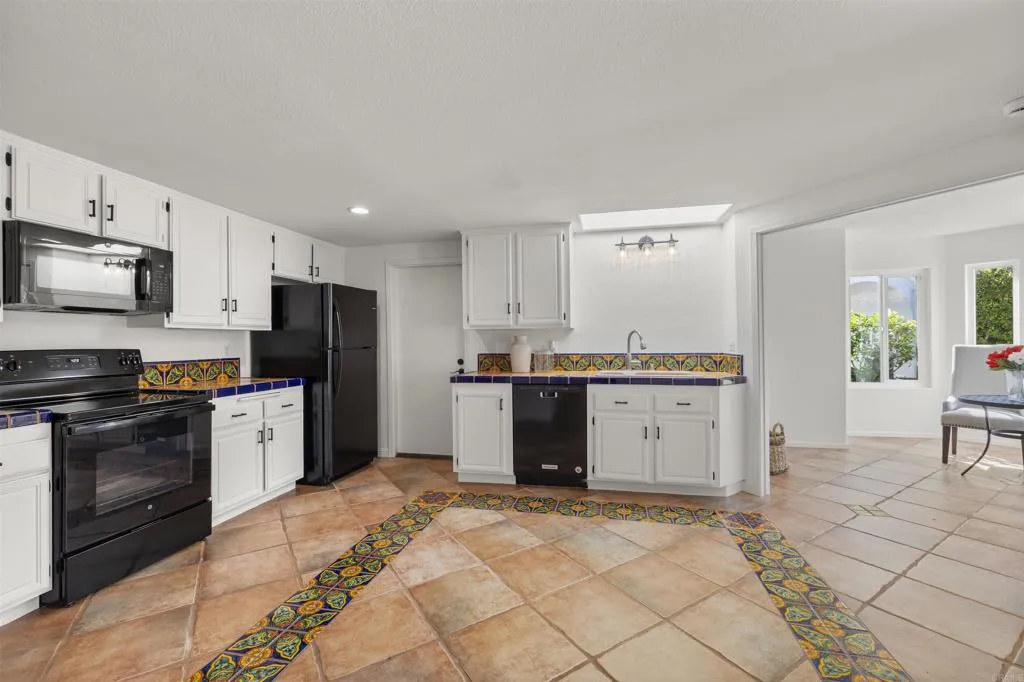 https://cdn.realtyfeed.com/cdn/127/306780716/0e2f7ebed09f3ef74498fe57566186ea.webp