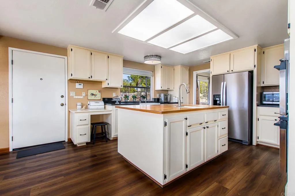 https://cdn.realtyfeed.com/cdn/127/306781025/71c59f984ee7e5838e5ad35fe69f97db.webp
