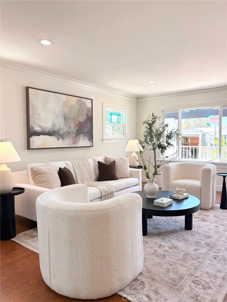 2033 W 76th Street