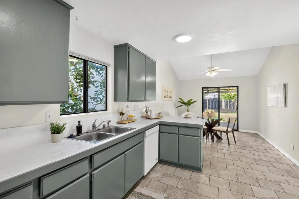 https://cdn.realtyfeed.com/cdn/127/306781265/417ea09d2b3887db2de3acb8d4e56c0a.webp