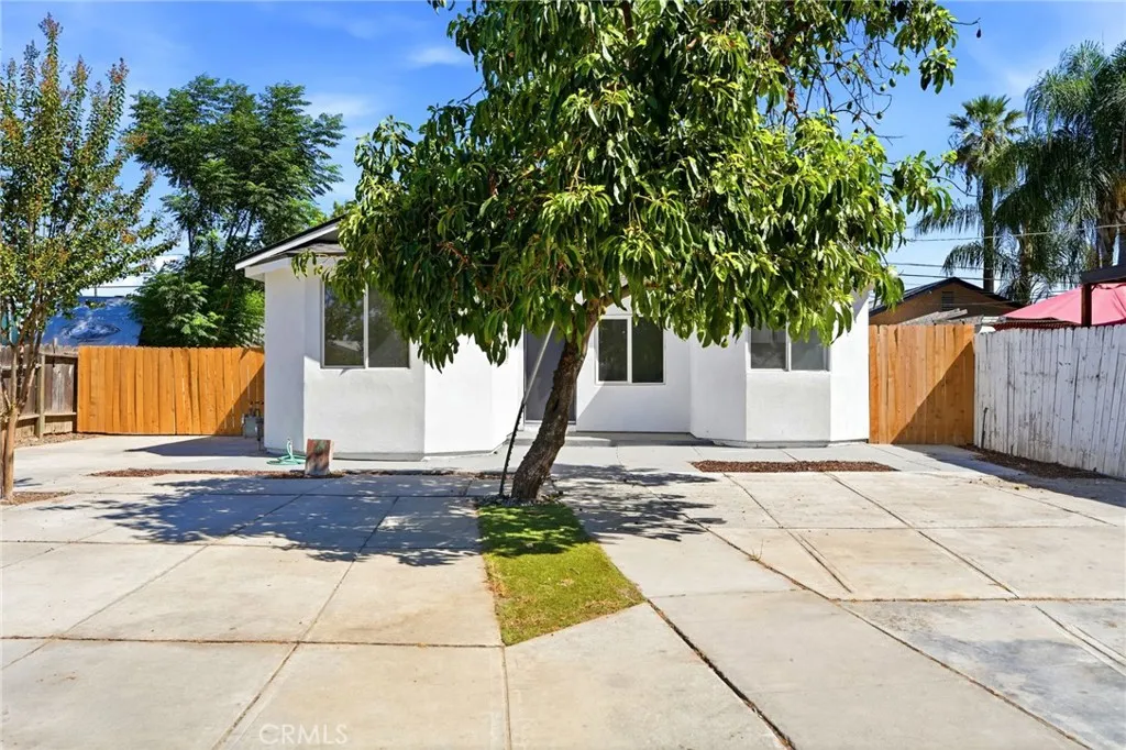 2225 E Lamona