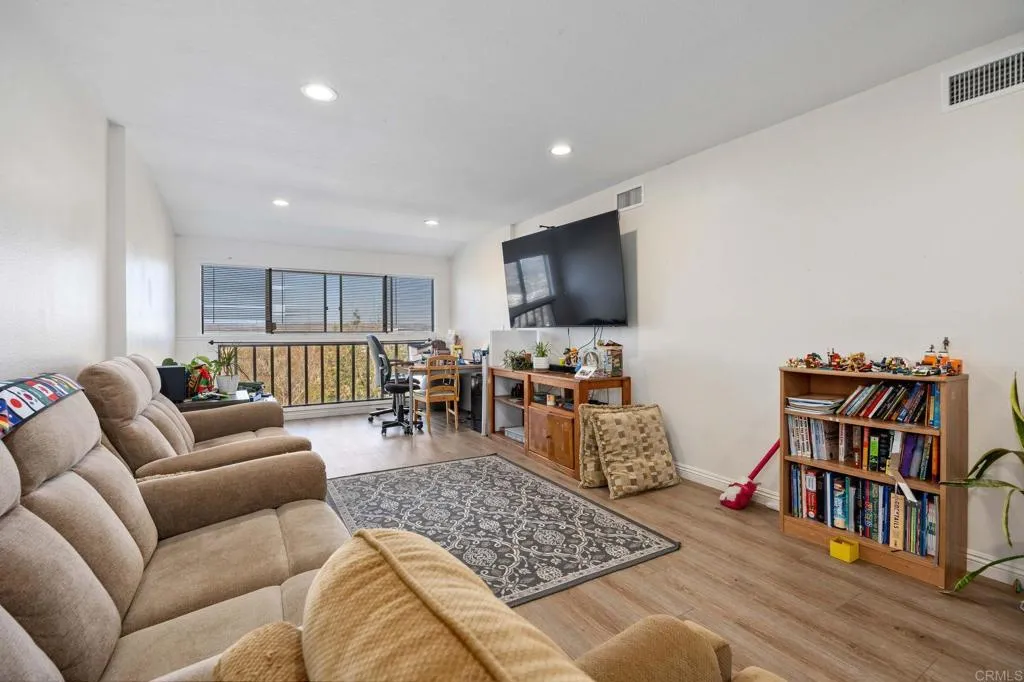 https://cdn.realtyfeed.com/cdn/127/306782239/21fe3501d7ad734be1de26286b4649ff.webp