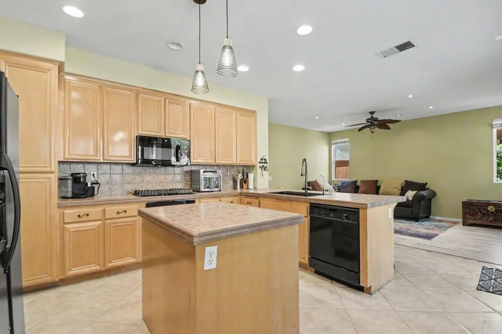 https://cdn.realtyfeed.com/cdn/127/306782543/ab4a74b5f21fc7e8233303f4e79c58f9.webp