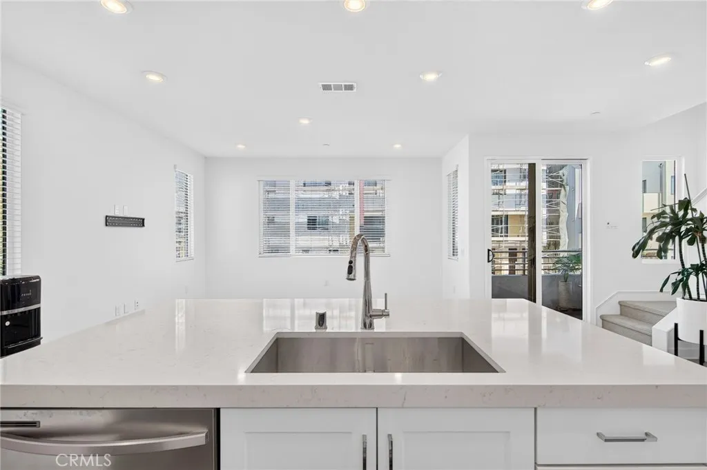https://cdn.realtyfeed.com/cdn/127/306782625/0b0822a3ca4e615e8b9224052622cff7.webp