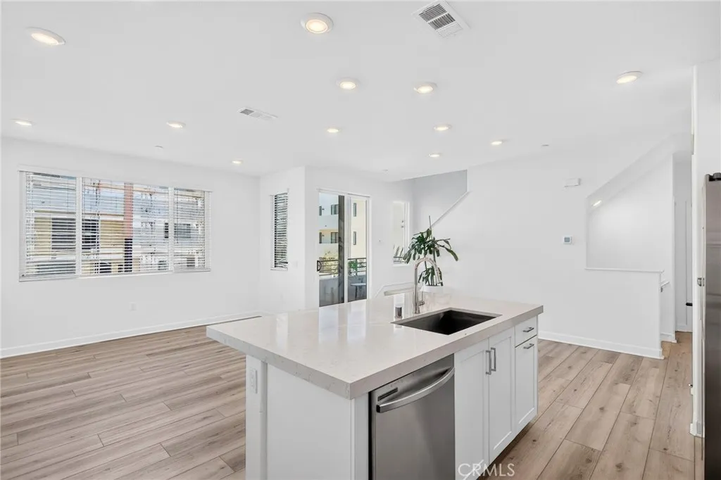 https://cdn.realtyfeed.com/cdn/127/306782625/180995d78cd0f180fee8b9015830cc5b.webp