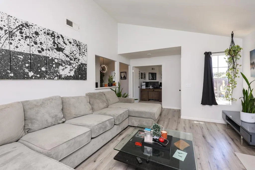 https://cdn.realtyfeed.com/cdn/127/306782659/650473c8104a10ff76415cc2ab0e17a4.webp