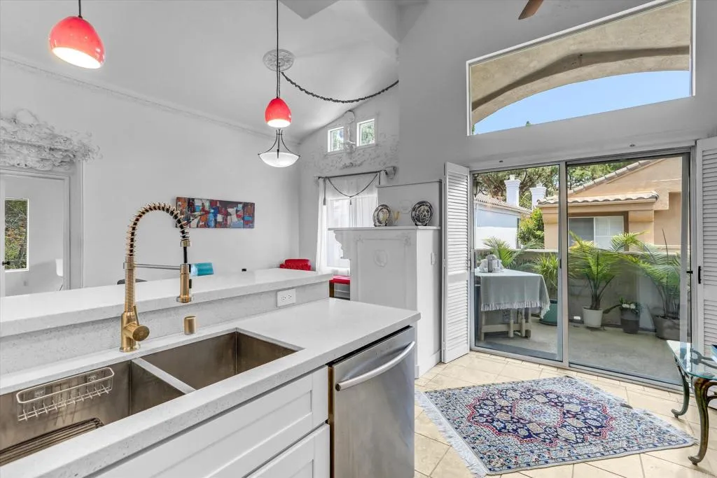 https://cdn.realtyfeed.com/cdn/127/306783116/2d7abe6fd793413a4033cf5aae69febb.webp