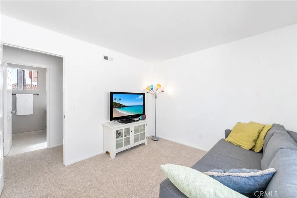 https://cdn.realtyfeed.com/cdn/127/306783672/ca284401379740dd1e9aabefde202bb8.webp