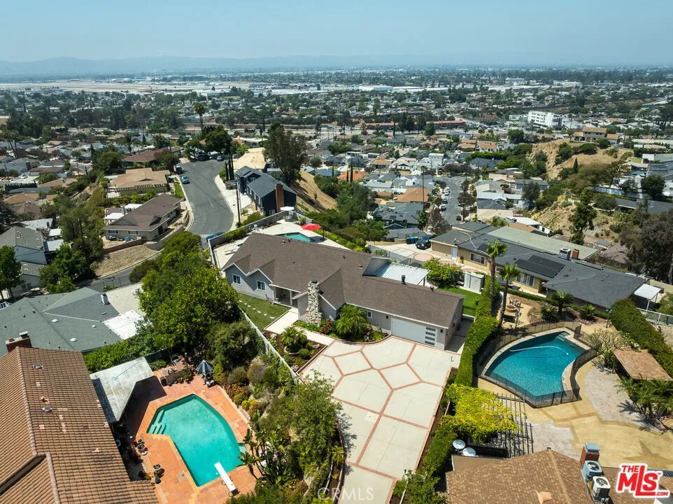 Los Angeles, CA 91352