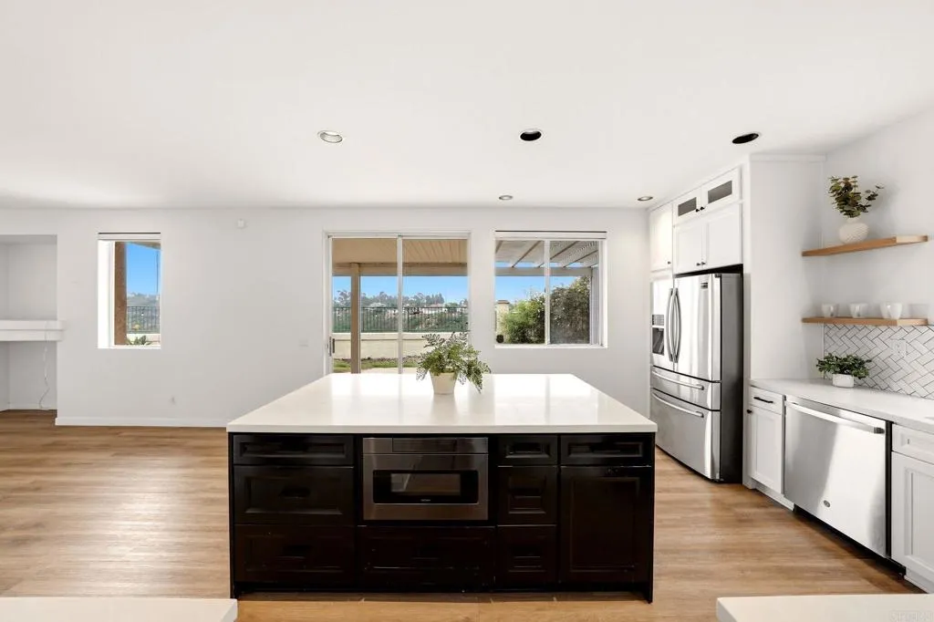 https://cdn.realtyfeed.com/cdn/127/306784983/2f168423f9b459283d94b5c014864dda.webp