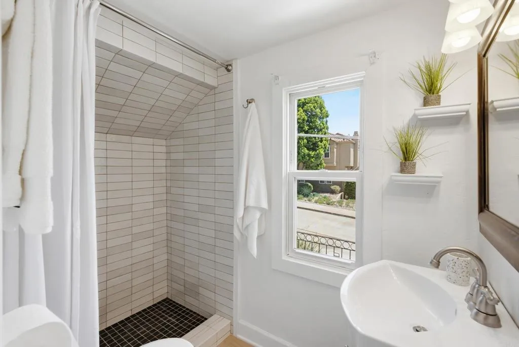https://cdn.realtyfeed.com/cdn/127/306785264/800cee29f23c2710cd2ba95c8aa263d4.webp