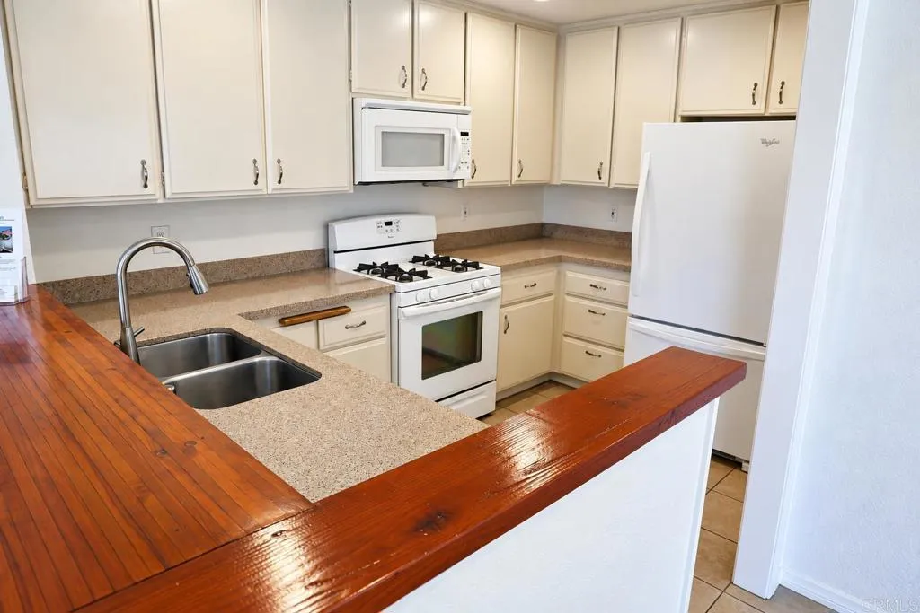 https://cdn.realtyfeed.com/cdn/127/306785605/29302527e233edd8f80bd12e32db7f71.webp