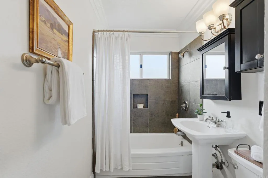 https://cdn.realtyfeed.com/cdn/127/306786179/0dc40bc60820671e017fec8db33ad2aa.webp