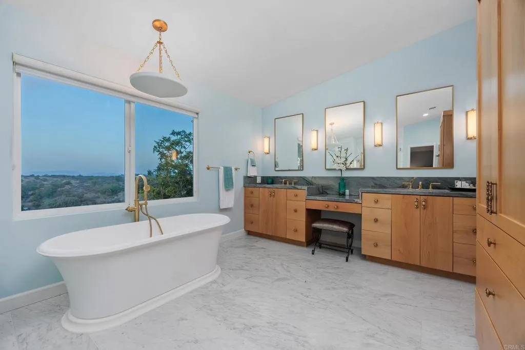 https://cdn.realtyfeed.com/cdn/127/306786212/da186a18cf34e96c0a9bded1a811cc06.webp