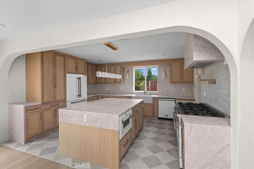 https://cdn.realtyfeed.com/cdn/127/306786443/401c0f6f4cbde278abd2ff94fecc6840.webp