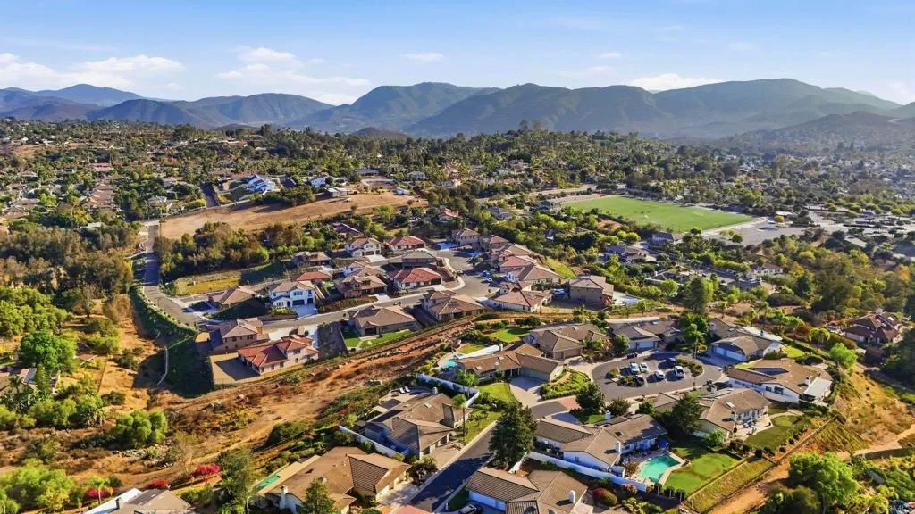 https://cdn.realtyfeed.com/cdn/127/306786478/c4b7230027aca27087eb75571aa393a8.webp