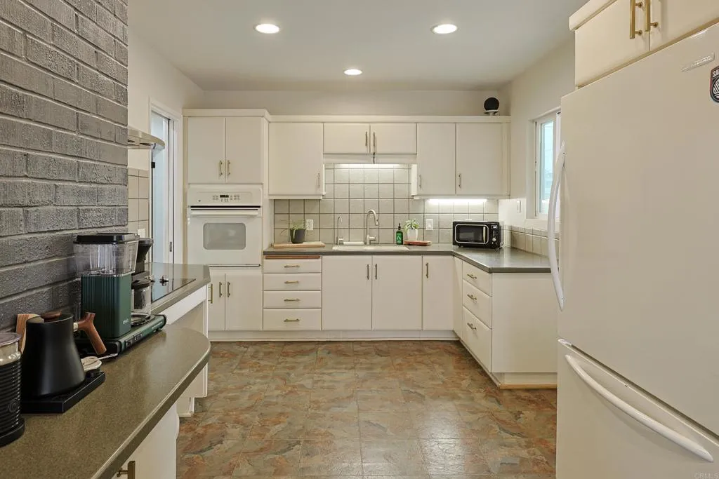 https://cdn.realtyfeed.com/cdn/127/306786504/8033d4be10f7774820b9fc523f7218a0.webp